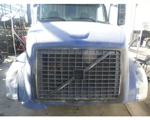 VOLVO VNL 2003-OLDER HOOD