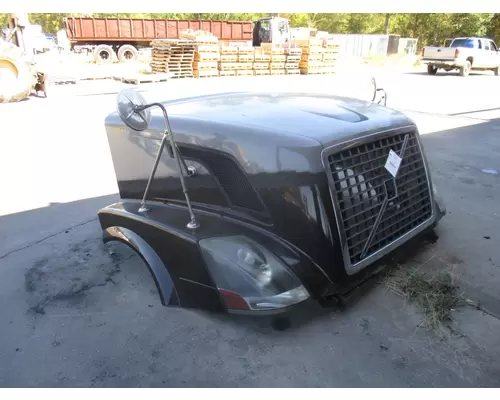 VOLVO VNL 2003-OLDER HOOD