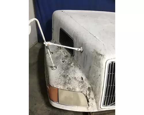 VOLVO VNL 2003-OLDER HOOD