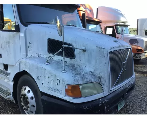 VOLVO VNL 2003-OLDER HOOD