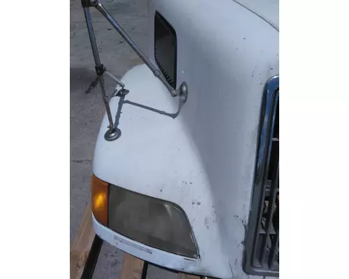 VOLVO VNL 2003-OLDER HOOD