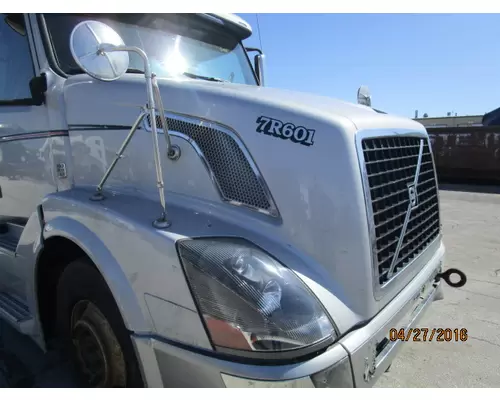 VOLVO VNL 2003-OLDER HOOD