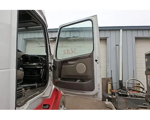 VOLVO VNL 610 Door Assembly, Front