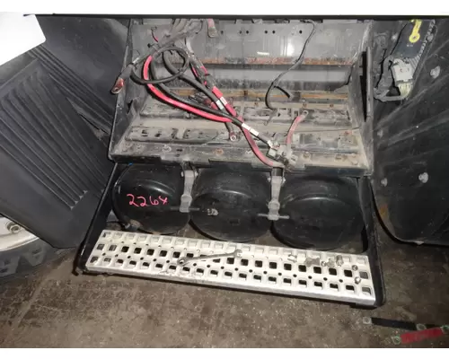 VOLVO VNL 630 Battery Tray