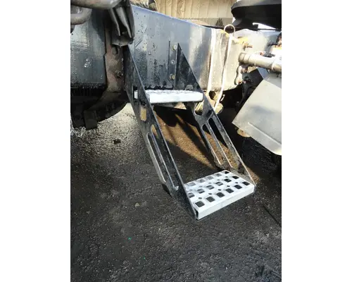 VOLVO VNL 660 Frame Step