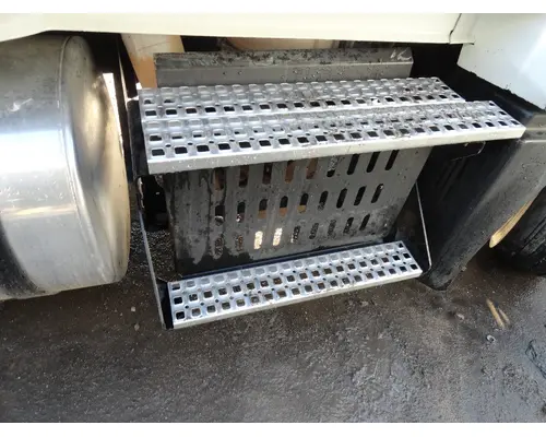 VOLVO VNL 660 Frame Step