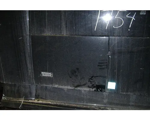 VOLVO VNL 670 Sleeper Door