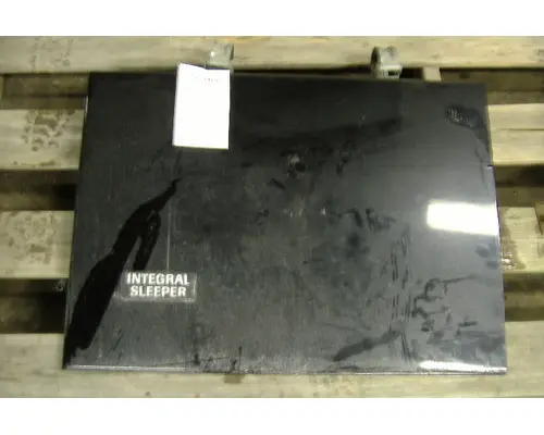 VOLVO VNL 670 Sleeper Door