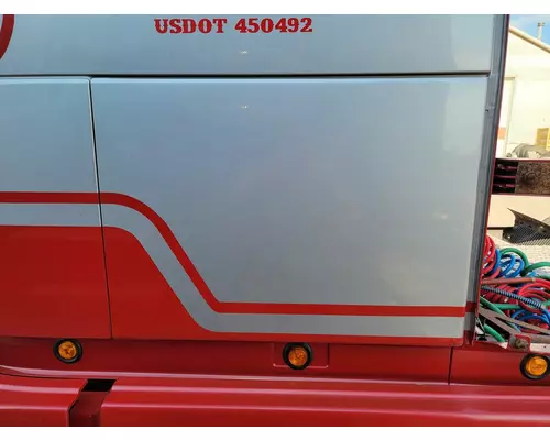 VOLVO VNL 680 Baggage Door 