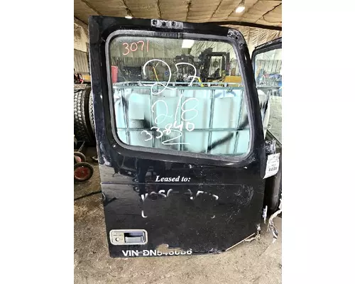 VOLVO VNL 780 Door Assembly, Front