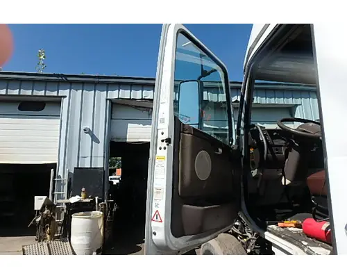 VOLVO VNL 780 Door Assembly, Front