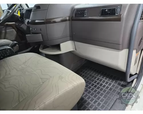 VOLVO VNL day cab Cab