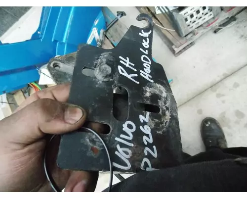 VOLVO VNL200 Latches and Locks