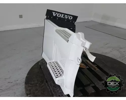 VOLVO VNL300 8916 chassis fairings