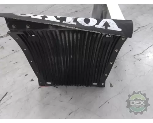 VOLVO VNL300 8916 chassis fairings