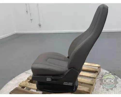 VOLVO VNL400 8521 front seat, complete