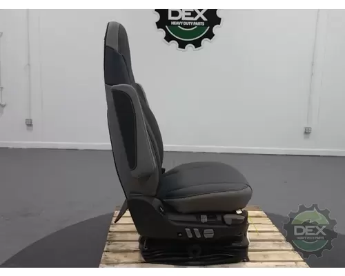 VOLVO VNL440 8522 front seat excl. upholstery