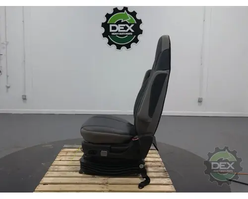 VOLVO VNL440 8522 front seat excl. upholstery