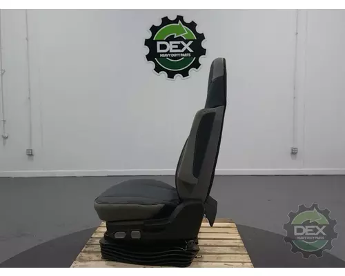 VOLVO VNL440 8522 front seat excl. upholstery