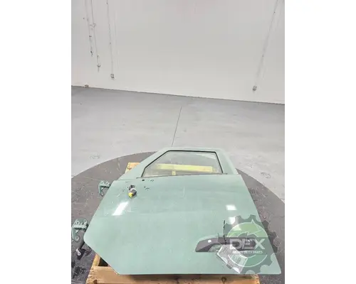 VOLVO VNL440 Door Assembly, Front