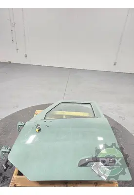 VOLVO VNL440 Door Assembly, Front