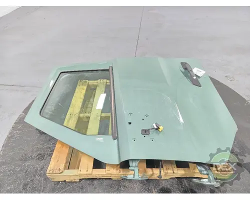 VOLVO VNL440 Door Assembly, Front