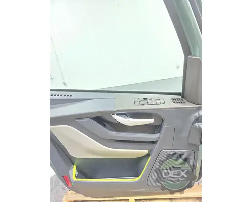 VOLVO VNL440 Door Assembly, Front