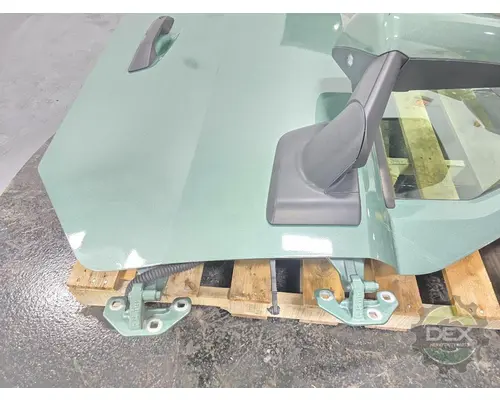 VOLVO VNL440 Door Assembly, Front