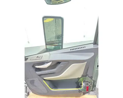 VOLVO VNL440 Door Assembly, Front