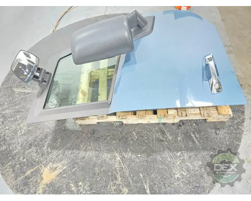 VOLVO VNL440 Door Assembly, Front