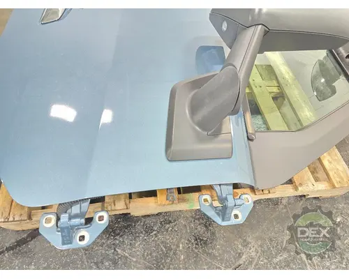 VOLVO VNL440 Door Assembly, Front