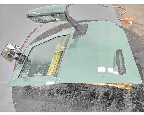 VOLVO VNL440 Door Assembly, Front