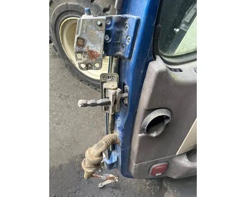 VOLVO VNL630 Door Assembly, Front
