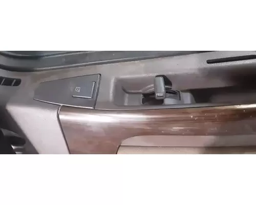 VOLVO VNL630 Door Assembly, Front