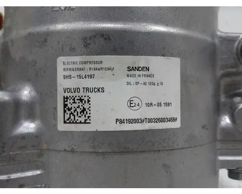 VOLVO VNL640 Air Conditioner Compressor