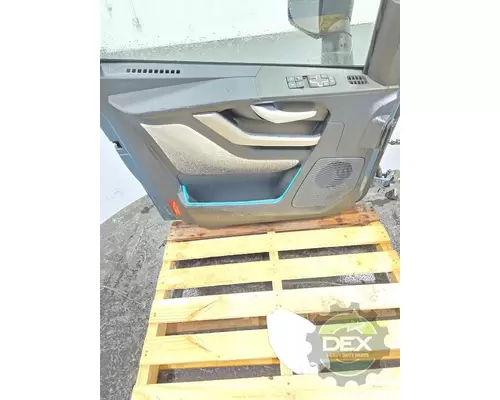 VOLVO VNL640 Door Assembly, Front