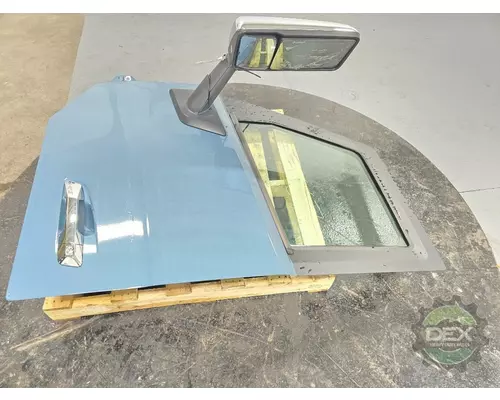 VOLVO VNL640 Door Assembly, Front