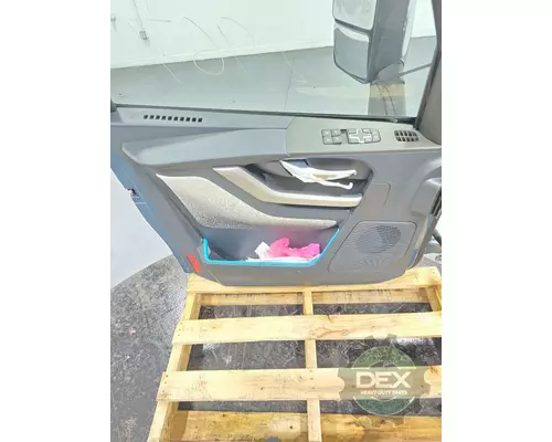 VOLVO VNL640 Door Assembly, Front