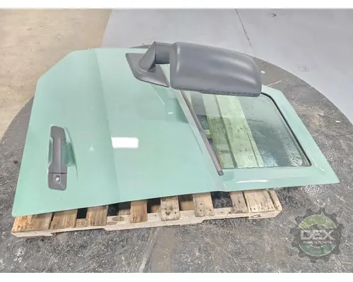 VOLVO VNL640 Door Assembly, Front