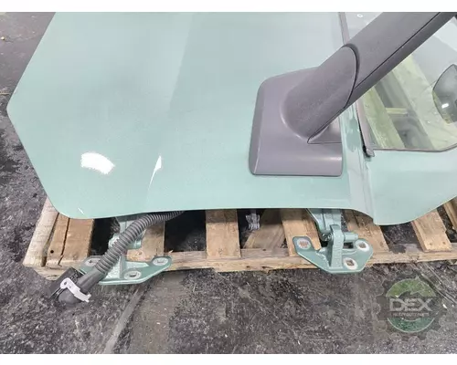 VOLVO VNL640 Door Assembly, Front