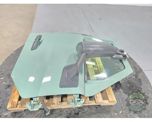 VOLVO VNL640 Door Assembly, Front