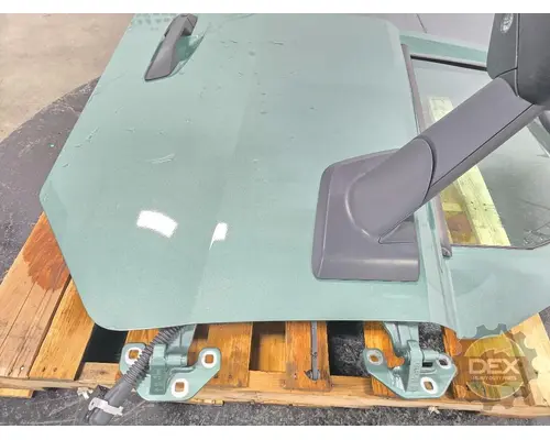 VOLVO VNL640 Door Assembly, Front