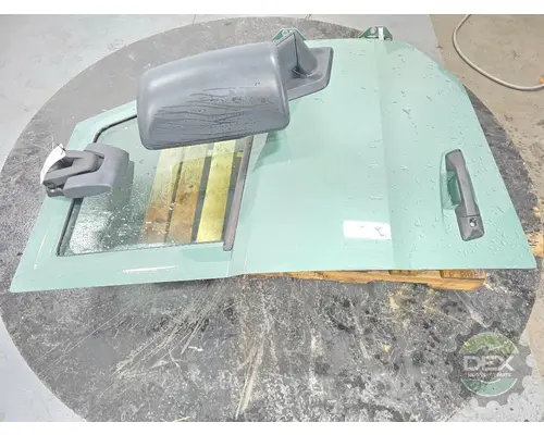 VOLVO VNL640 Door Assembly, Front