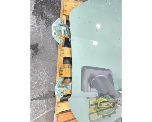 VOLVO VNL640 Door Assembly, Front