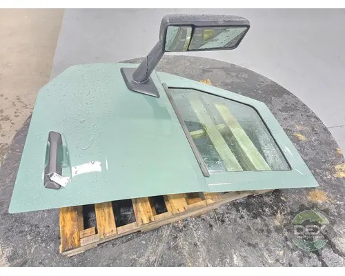 VOLVO VNL640 Door Assembly, Front