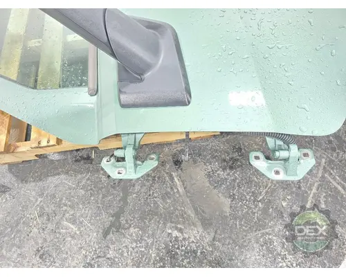 VOLVO VNL640 Door Assembly, Front