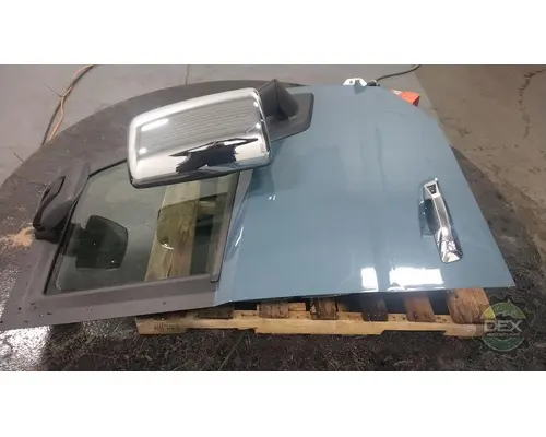 VOLVO VNL640 Door Assembly, Front