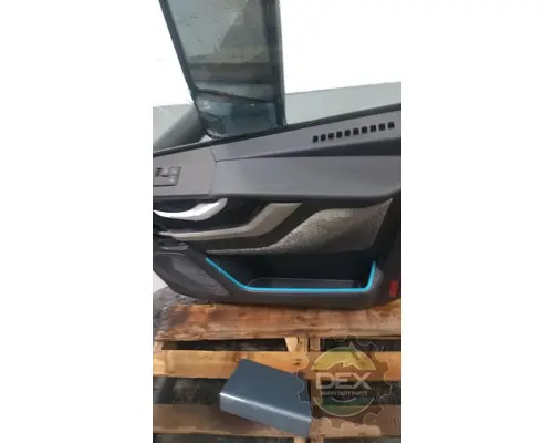 VOLVO VNL640 Door Assembly, Front