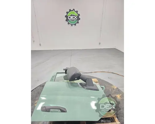 VOLVO VNL640 Door Assembly, Front