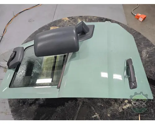 VOLVO VNL640 Door Assembly, Front